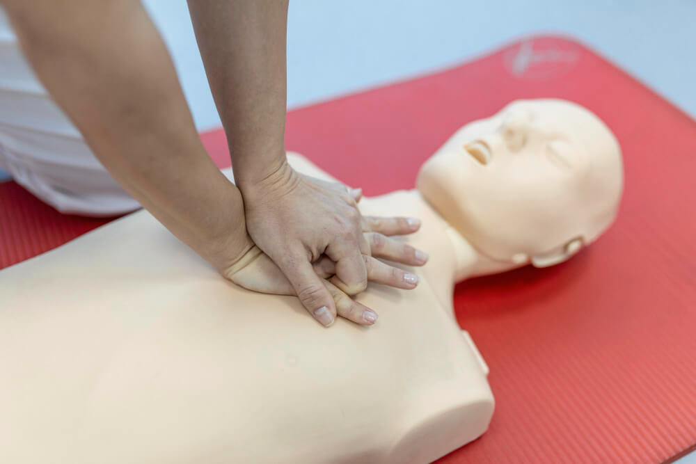 Thực h&agrave;nh &eacute;p tim ngo&agrave;i lồng ngực - CPR (h&ocirc;̀i sinh tim ph&ocirc;̉i) tr&ecirc;n manikin, kỹ thu&acirc;̣t cốt l&otilde;i gi&uacute;p duy tr&igrave; tuần ho&agrave;n trong những ph&uacute;t đầu khi xảy ra ngừng tim đột ngột (đột tử)
